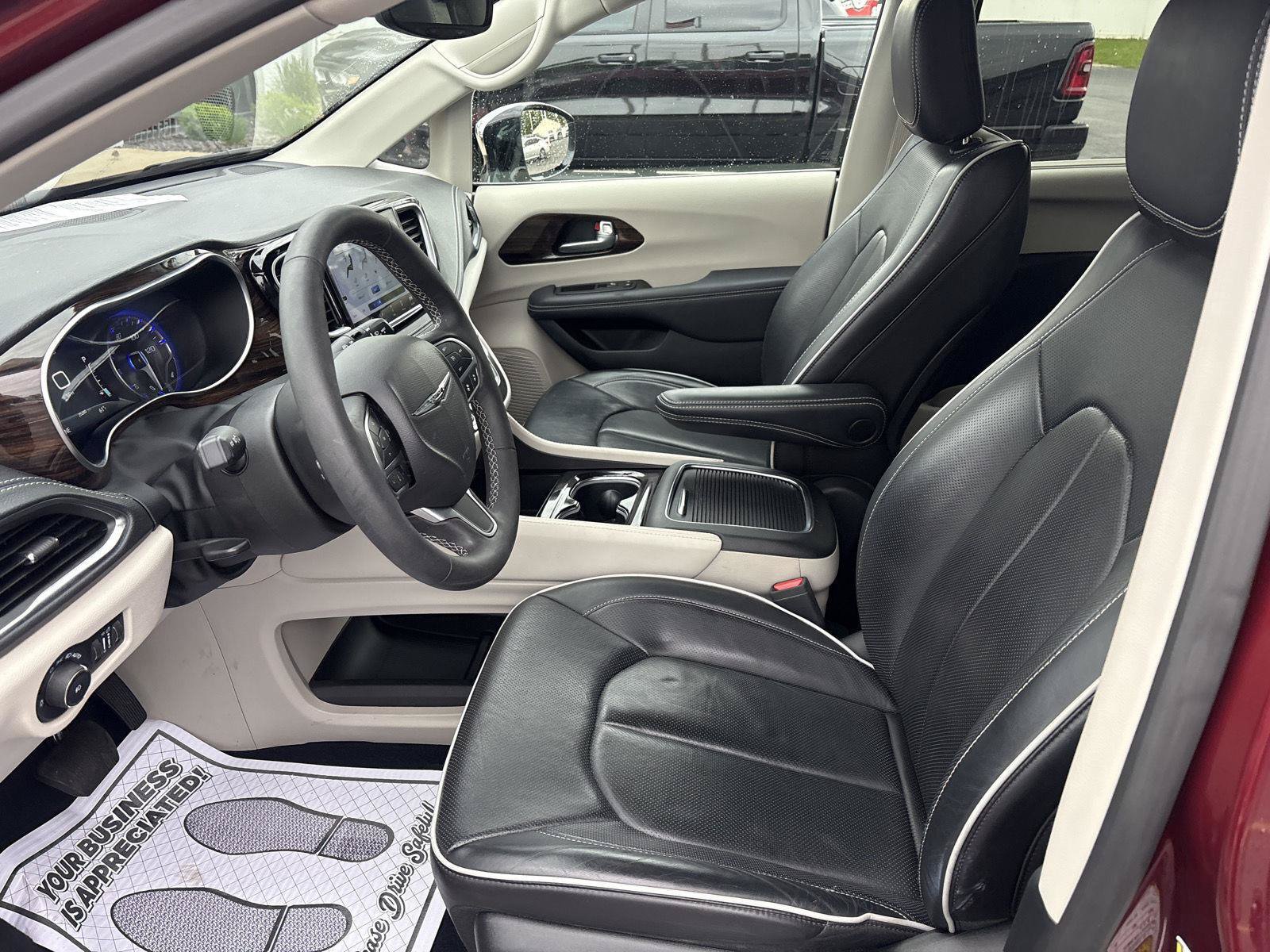 Used 2023 Chrysler Pacifica Limited FWD image 9