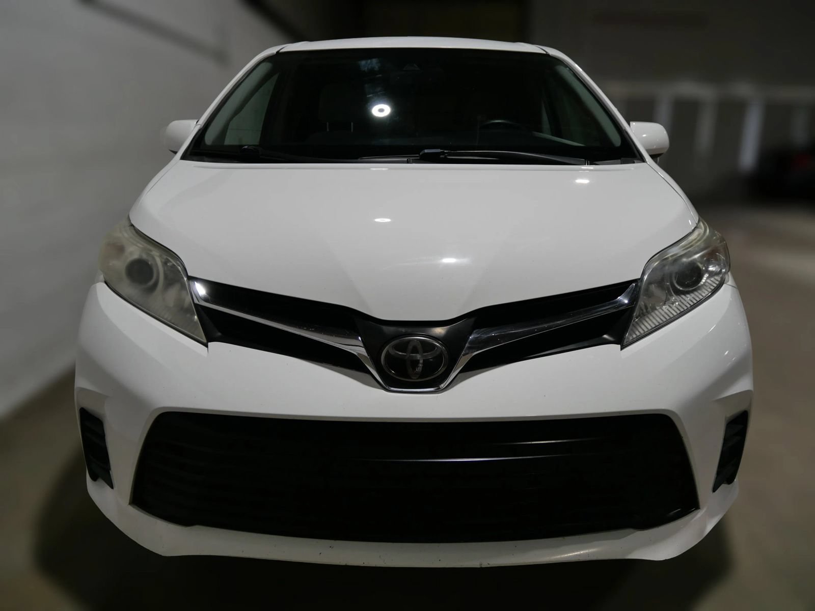 Used 2018 Toyota Sienna LE FWD image 2
