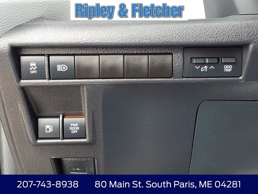 Used 2025 Toyota Sienna XLE image 18