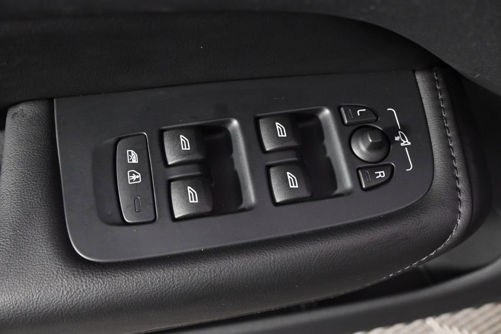 Used 2025 Volvo XC60 B5 Plus image 23