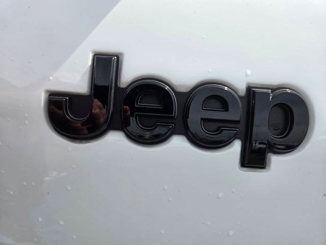 Used 2023 Jeep Grand Cherokee L Laredo AWD/4WD image 24