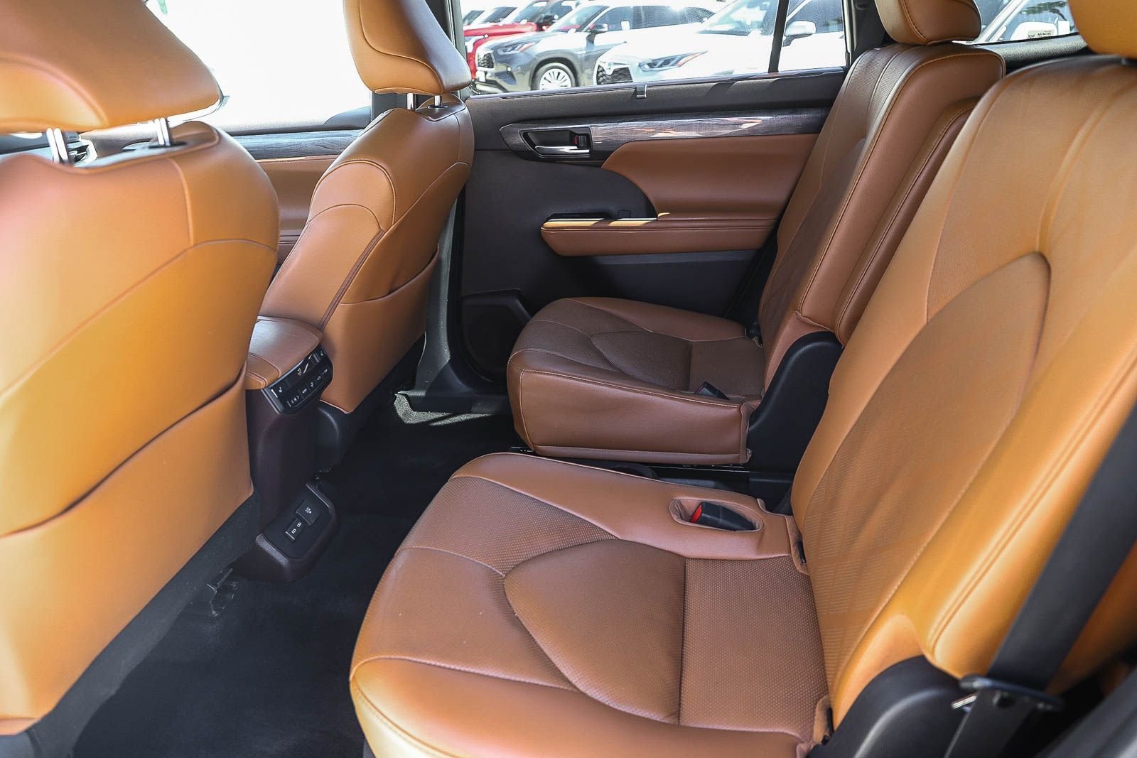 Used 2022 Toyota Highlander Platinum AWD/4WD image 18