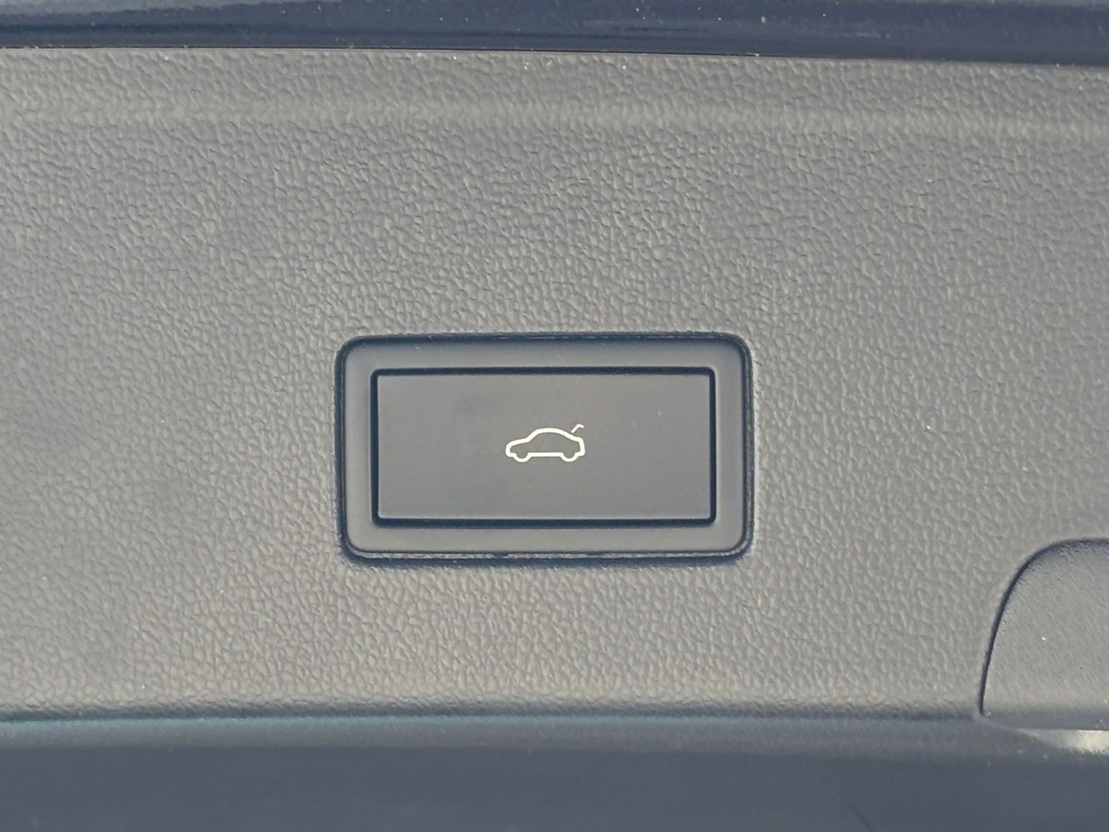 Used 2025 Volkswagen Atlas Cross Sport SE image 23