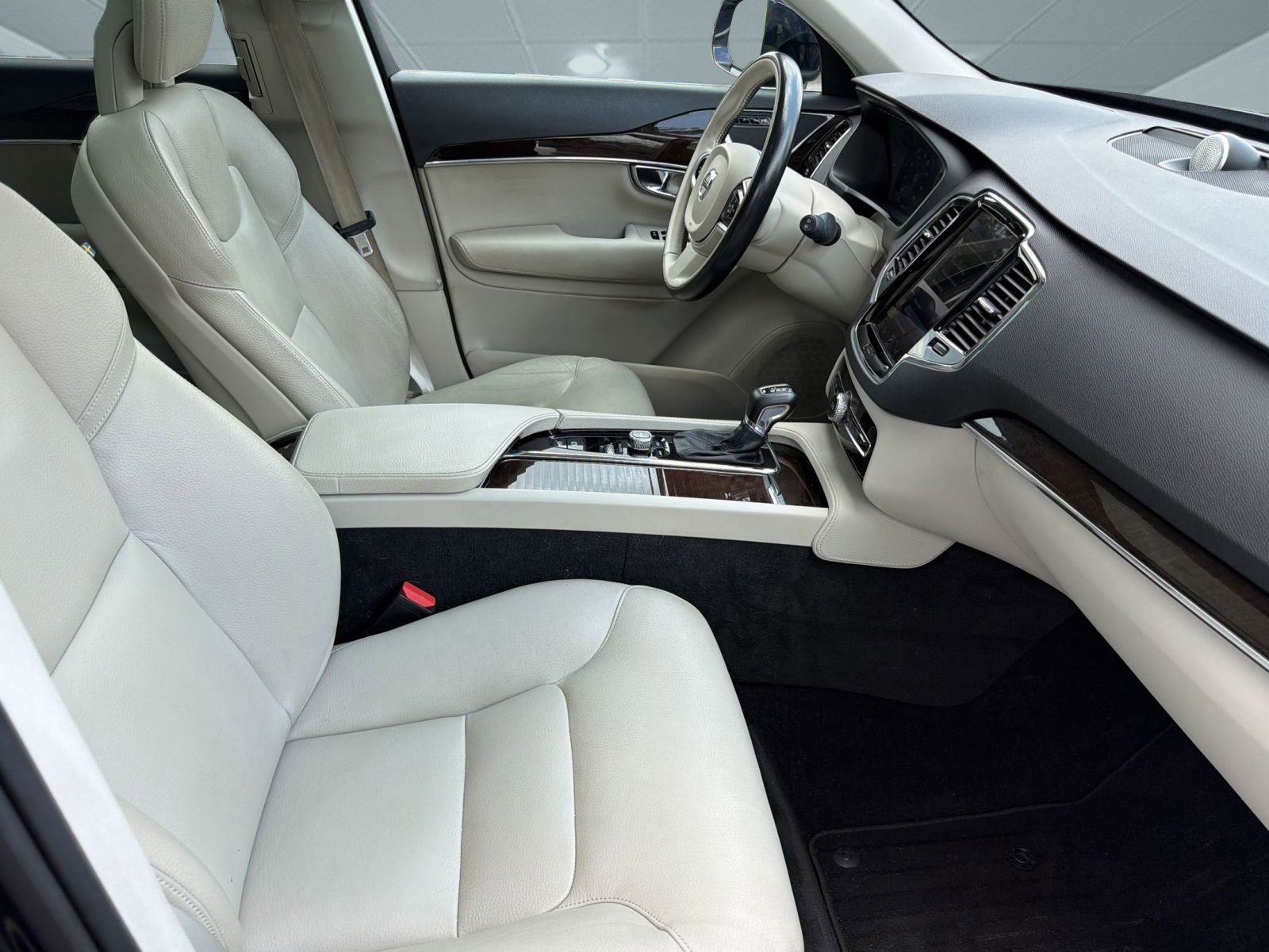 Used 2017 Volvo XC90 T6 Momentum w/ Vision Package AWD/4WD image 30