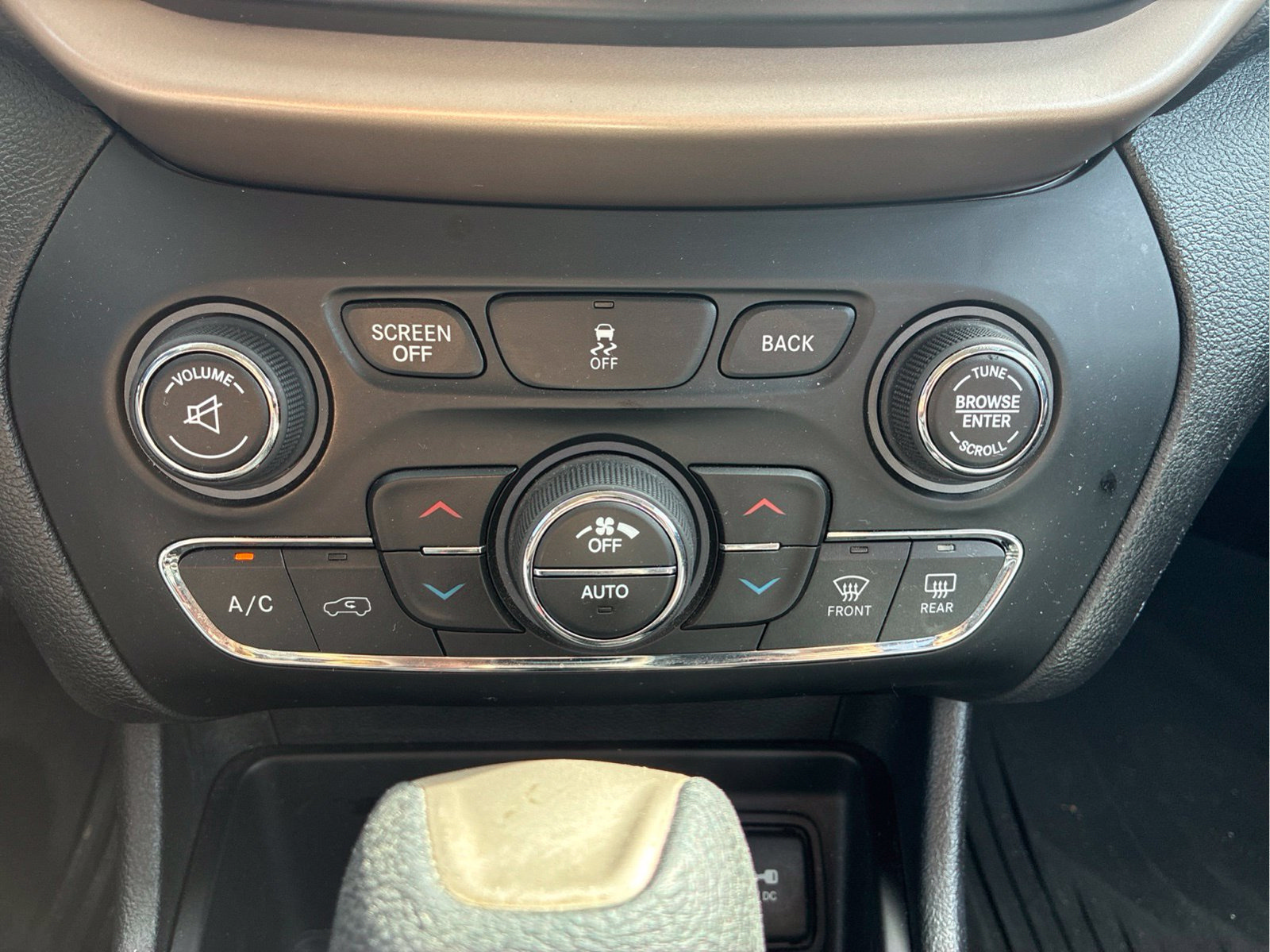 Certified 2017 Jeep Cherokee Latitude w/ Comfort/Convenience Group FWD image 26