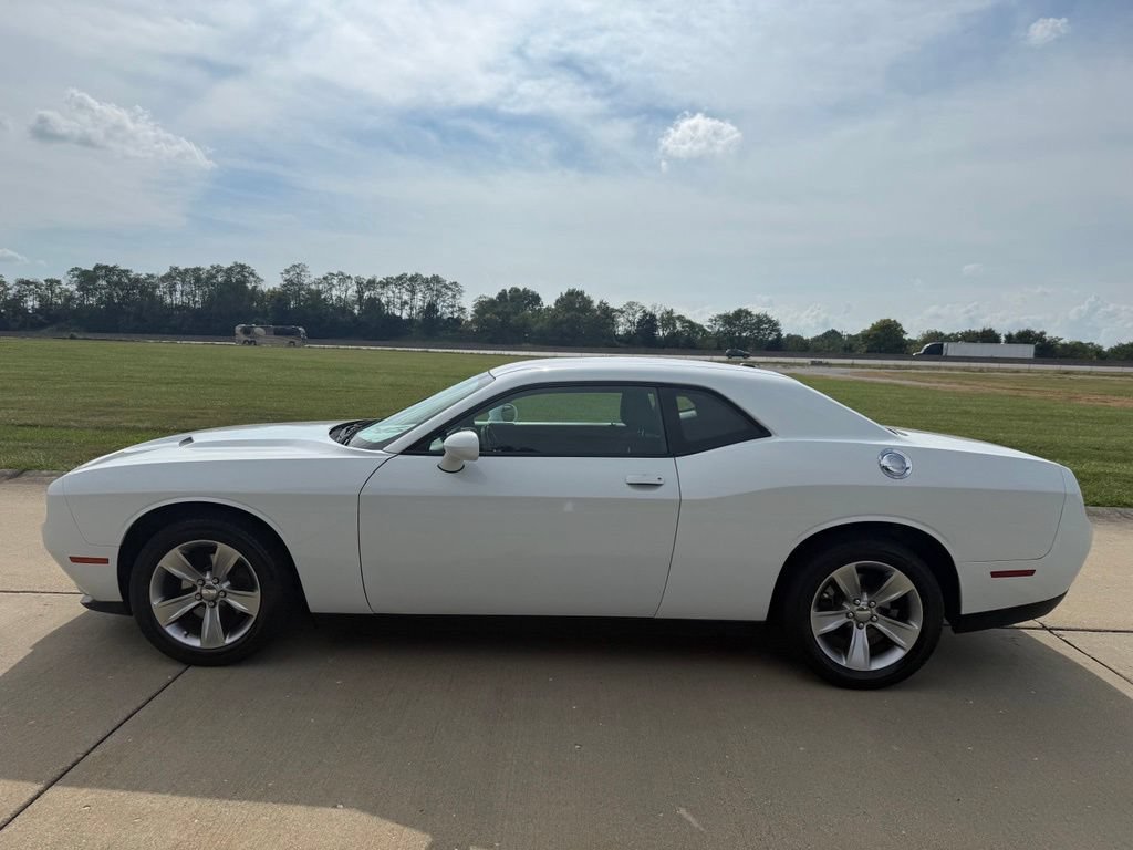 Used 2016 Dodge Challenger SXT w/ Driver Convenience Group RWD image 8