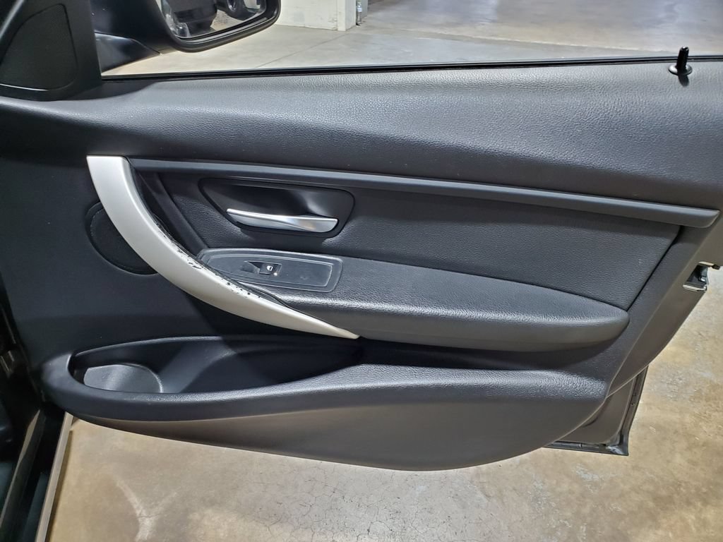 Used 2018 BMW 320i Sedan RWD image 16