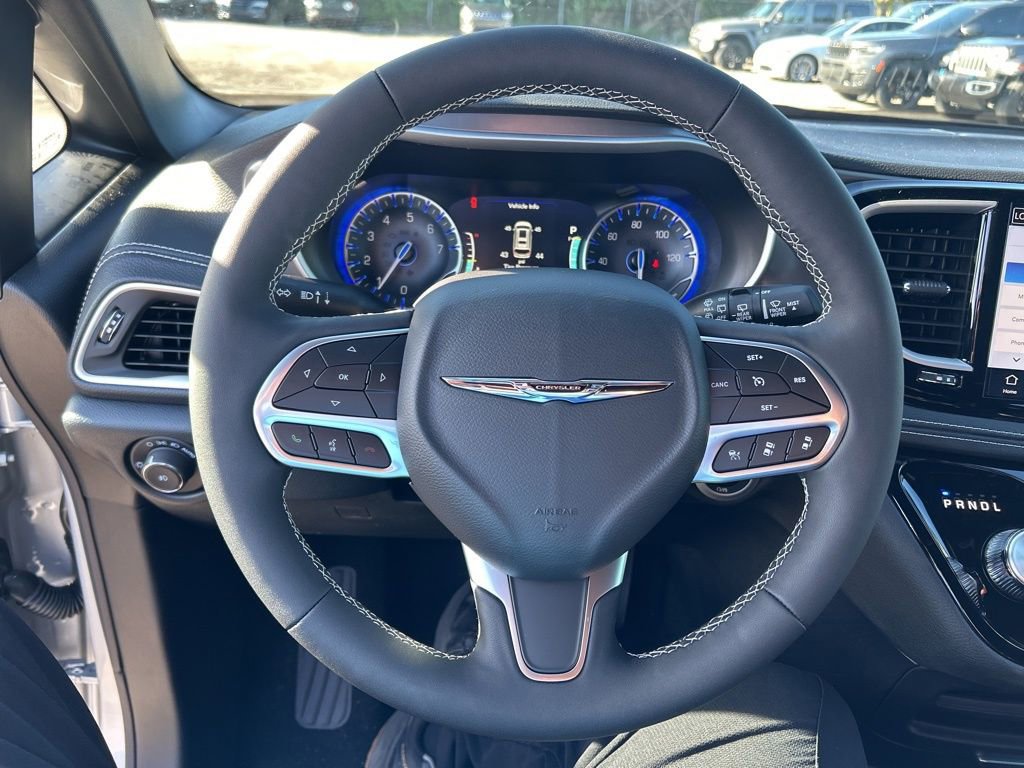 New 2026 Chrysler Pacifica Select image 15