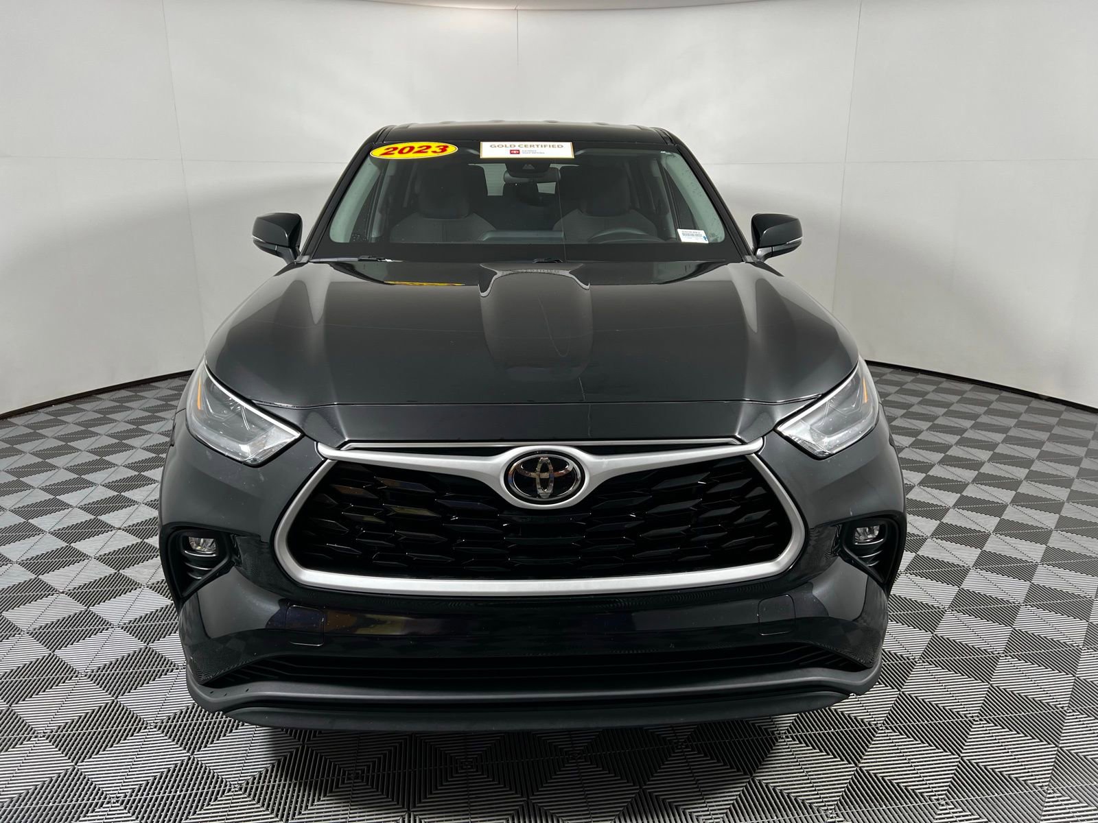 Certified 2023 Toyota Highlander LE image 2