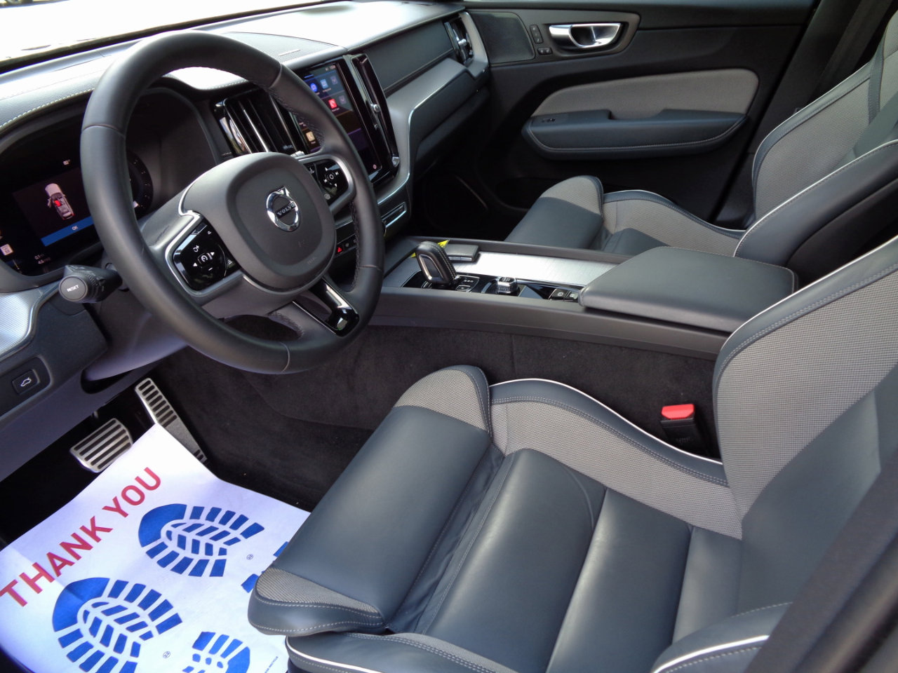 Used 2022 Volvo XC60 B6 R-Design image 10