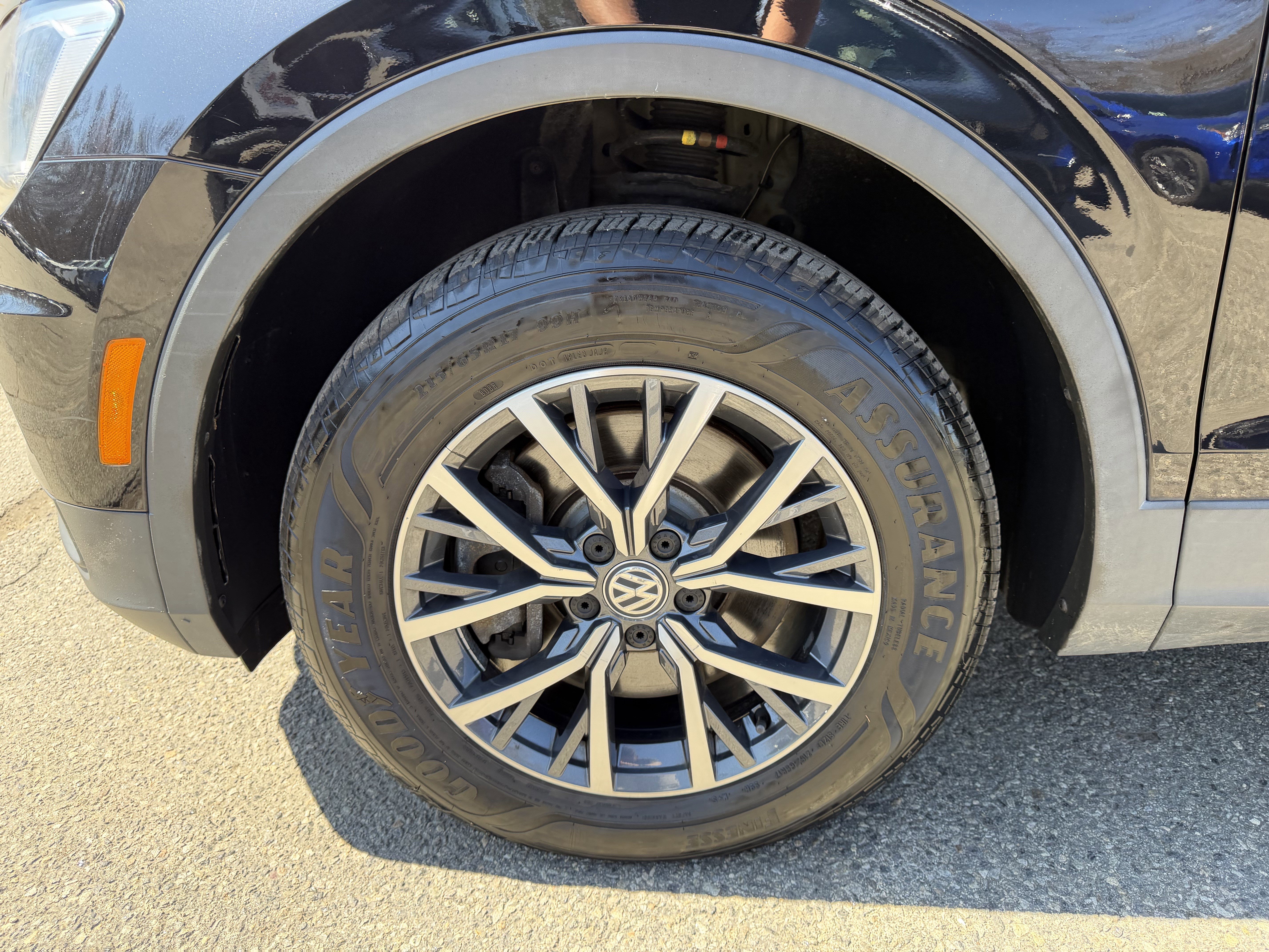 Used 2020 Volkswagen Tiguan SE w/ Panoramic Sunroof Package image 8