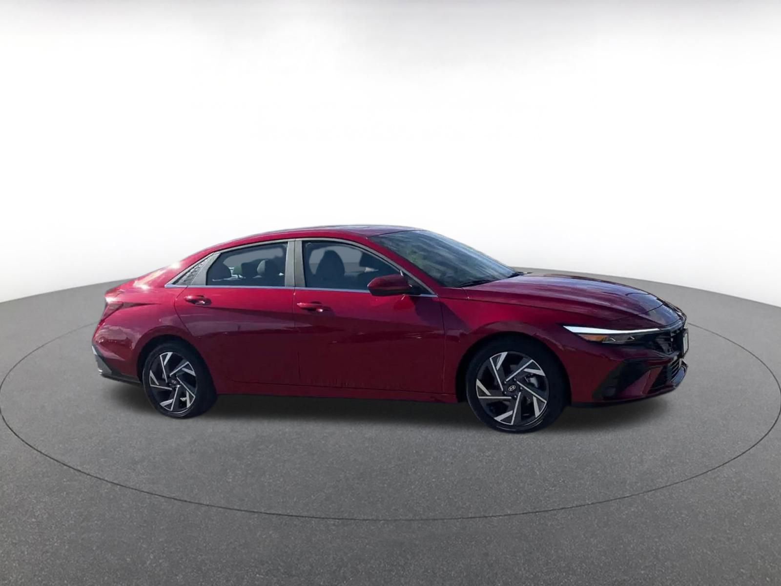 Used 2025 Hyundai Elantra SEL image 2