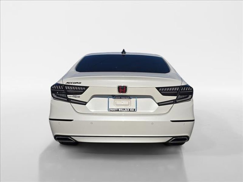 Used 2018 Honda Accord Touring image 4