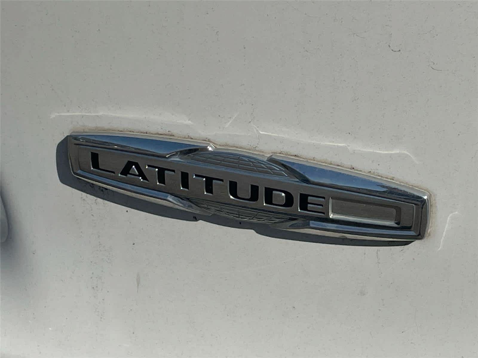 Used 2019 Jeep Cherokee Latitude Plus w/ Cold Weather Group AWD/4WD image 10