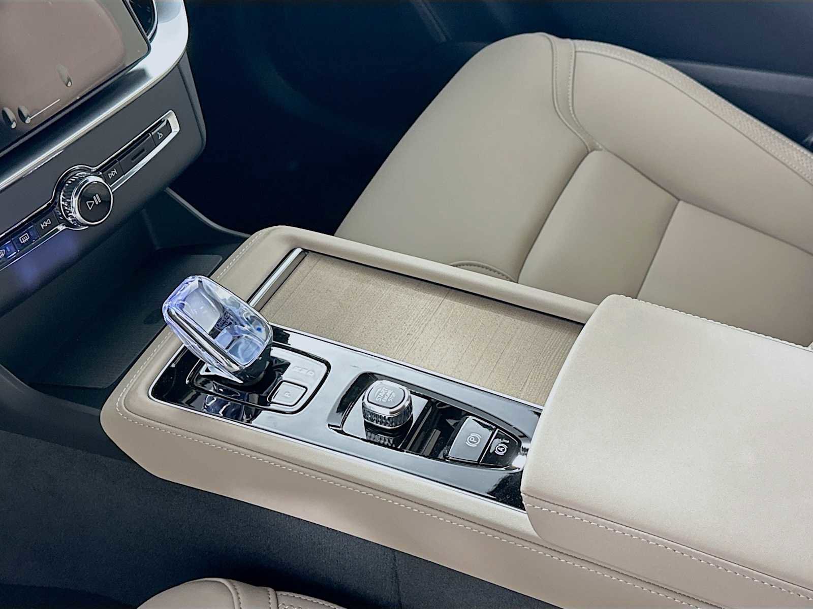 New 2026 Volvo XC90 B5 Core image 16