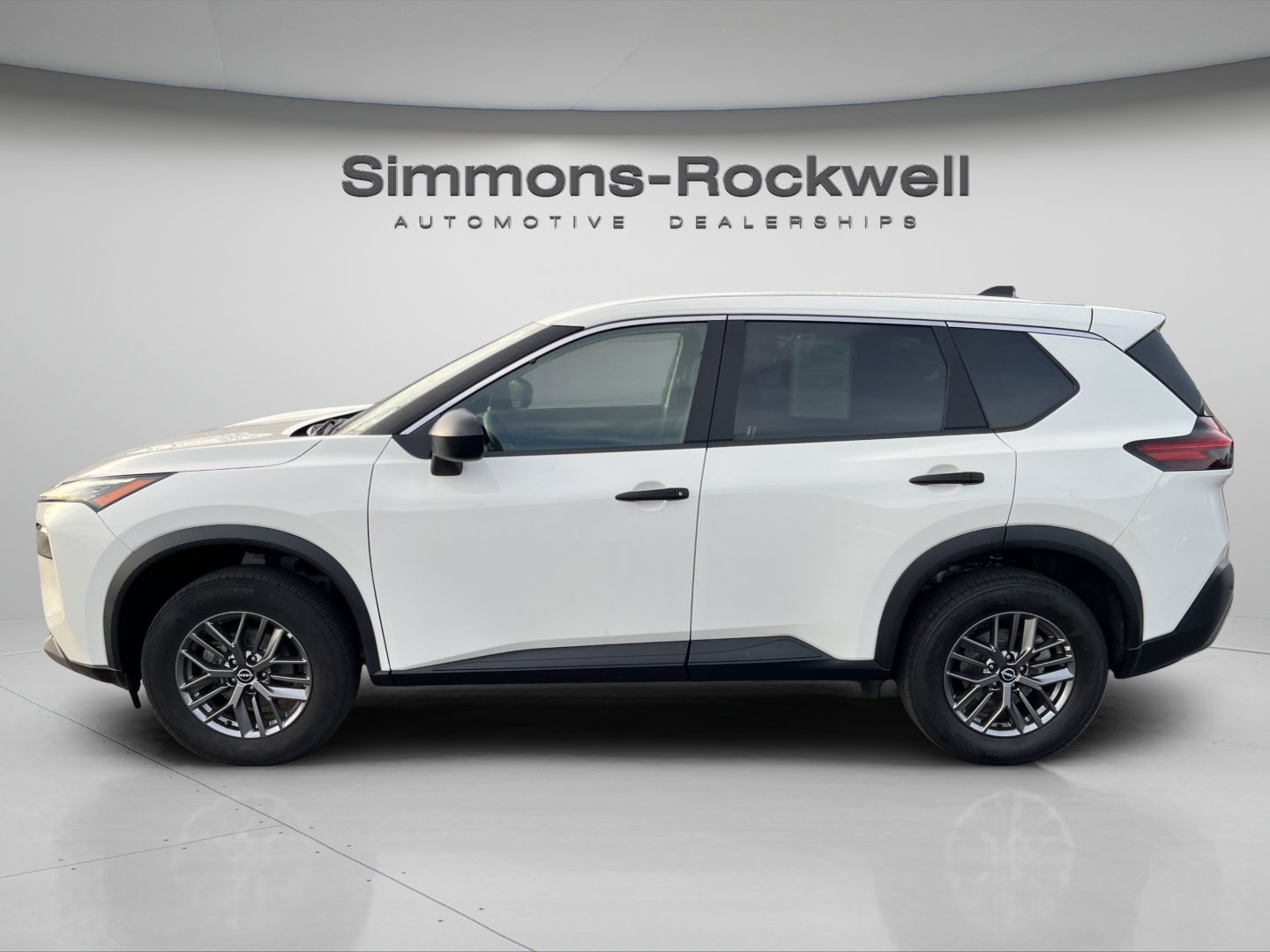 Used 2023 Nissan Rogue S AWD/4WD image 2
