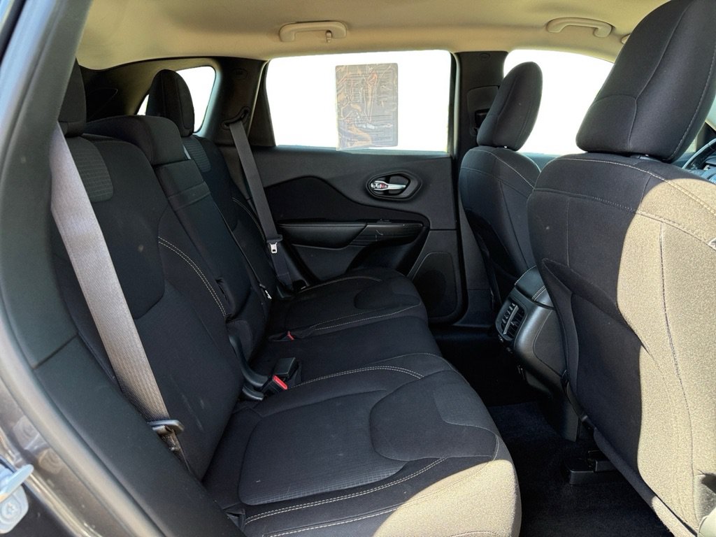 Used 2015 Jeep Cherokee Latitude FWD image 15