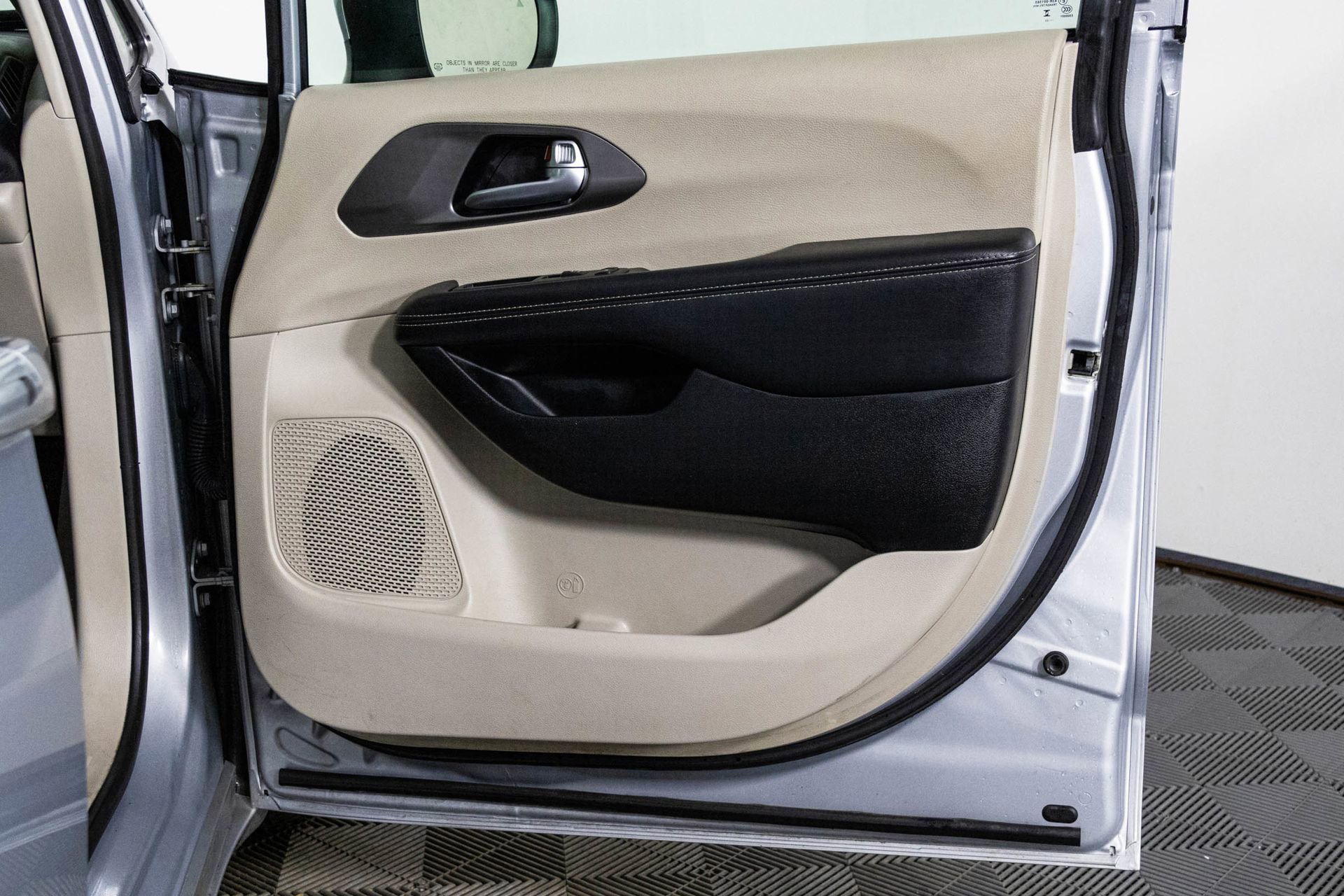 Used 2023 Chrysler Pacifica Touring-L image 38