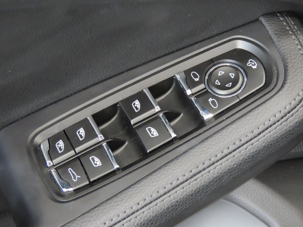 Certified 2026 Porsche Macan AWD/4WD image 38