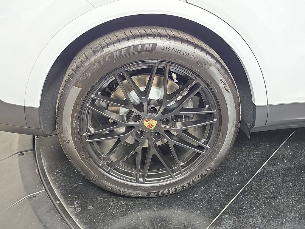 Certified 2025 Porsche Cayenne AWD/4WD image 29