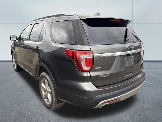Used 2017 Ford Explorer XLT image 2