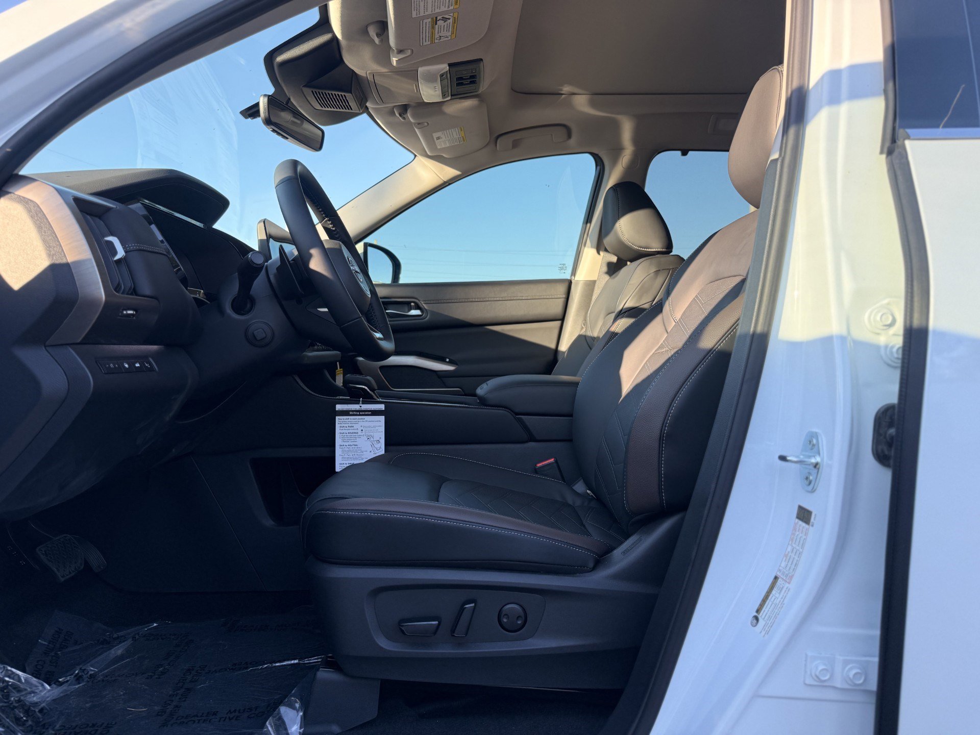 New 2025 Nissan Pathfinder Platinum image 6