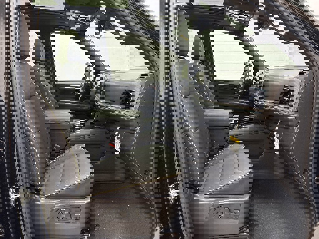 New 2026 Chevrolet Suburban Premier image 33