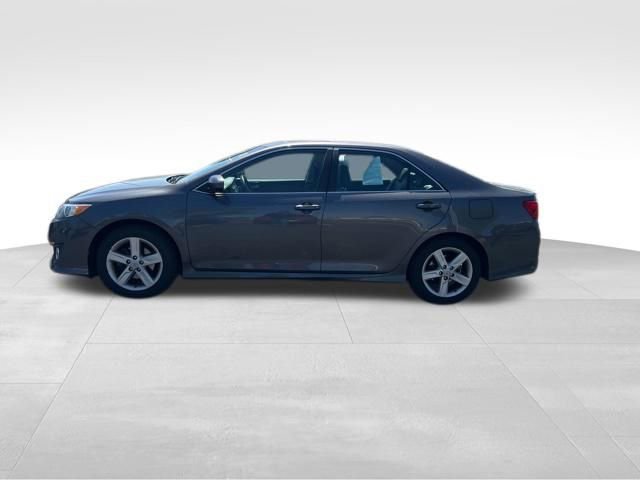 Used 2014 Toyota Camry SE w/ Moonroof Package FWD image 4