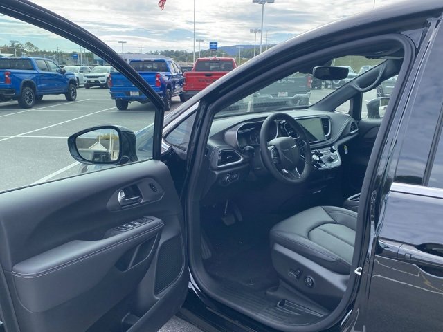 New 2026 Chrysler Pacifica Select image 14