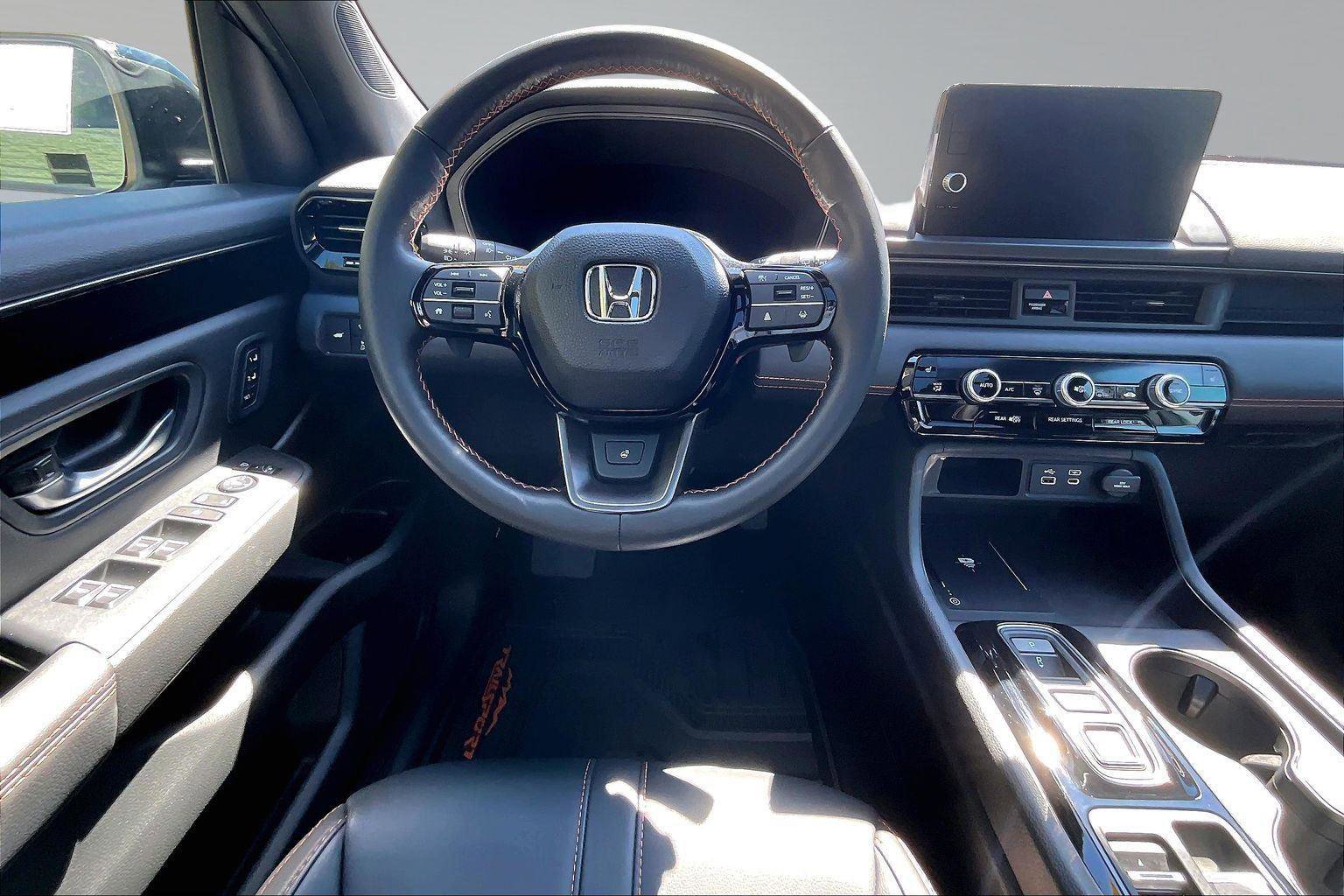 Used 2025 Honda Pilot TrailSport image 6