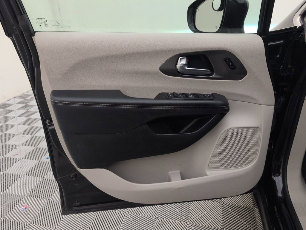 Used 2022 Chrysler Pacifica Touring-L FWD image 31