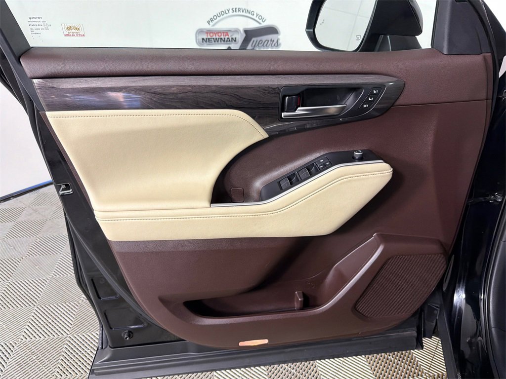 Used 2020 Toyota Highlander Limited image 12