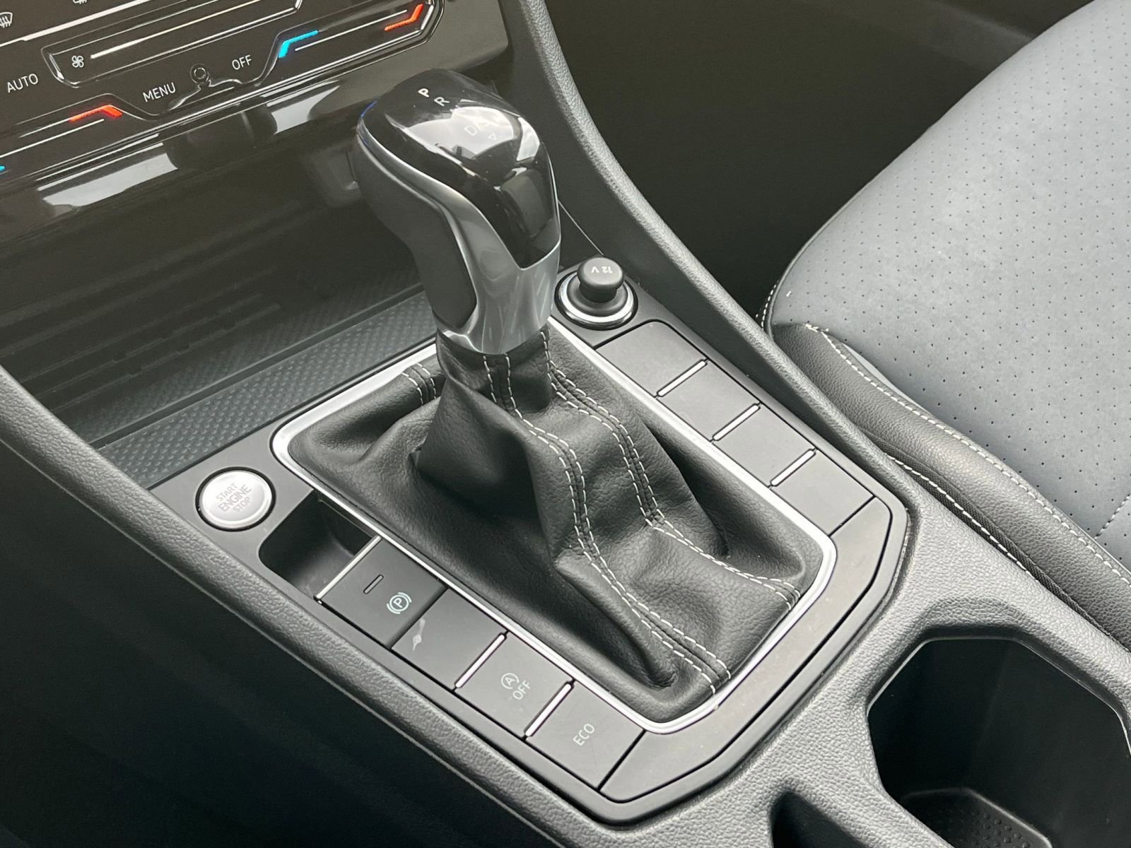 Used 2025 Volkswagen Jetta SE image 39