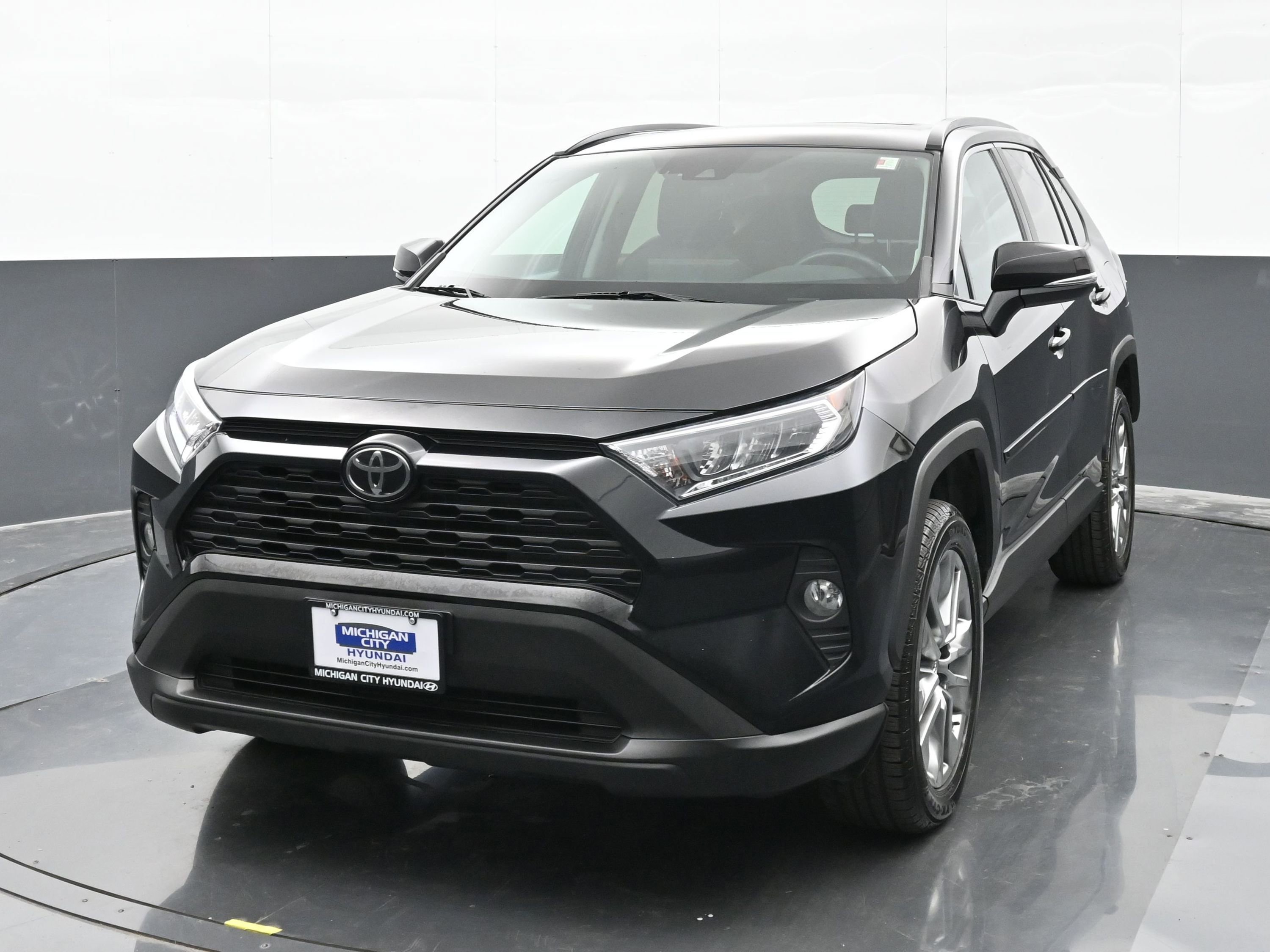 Used 2019 Toyota RAV4 XLE Premium image 4