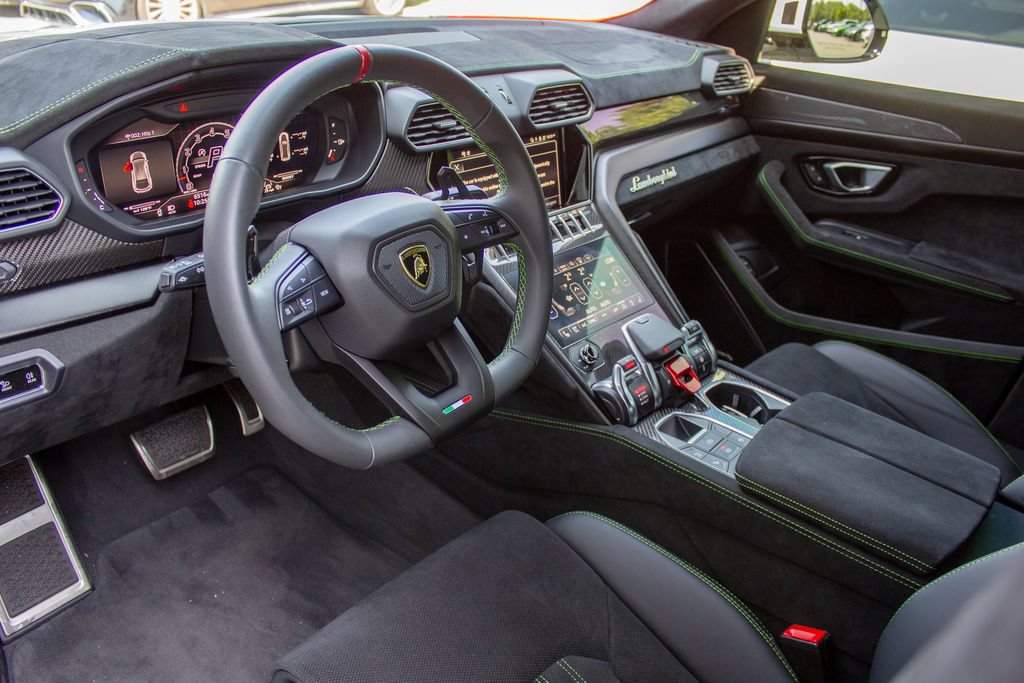 Used 2024 Lamborghini Urus Performante AWD/4WD image 2