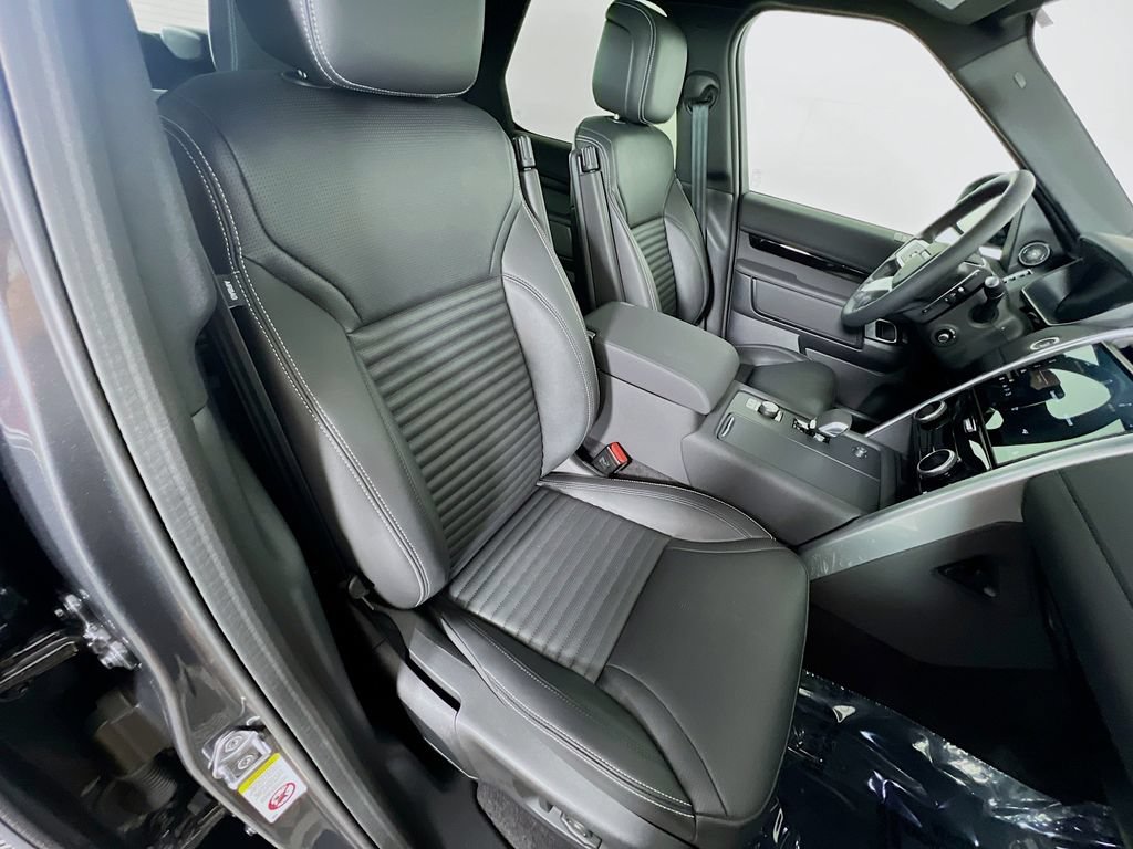 Certified 2025 Land Rover Discovery S AWD/4WD image 31