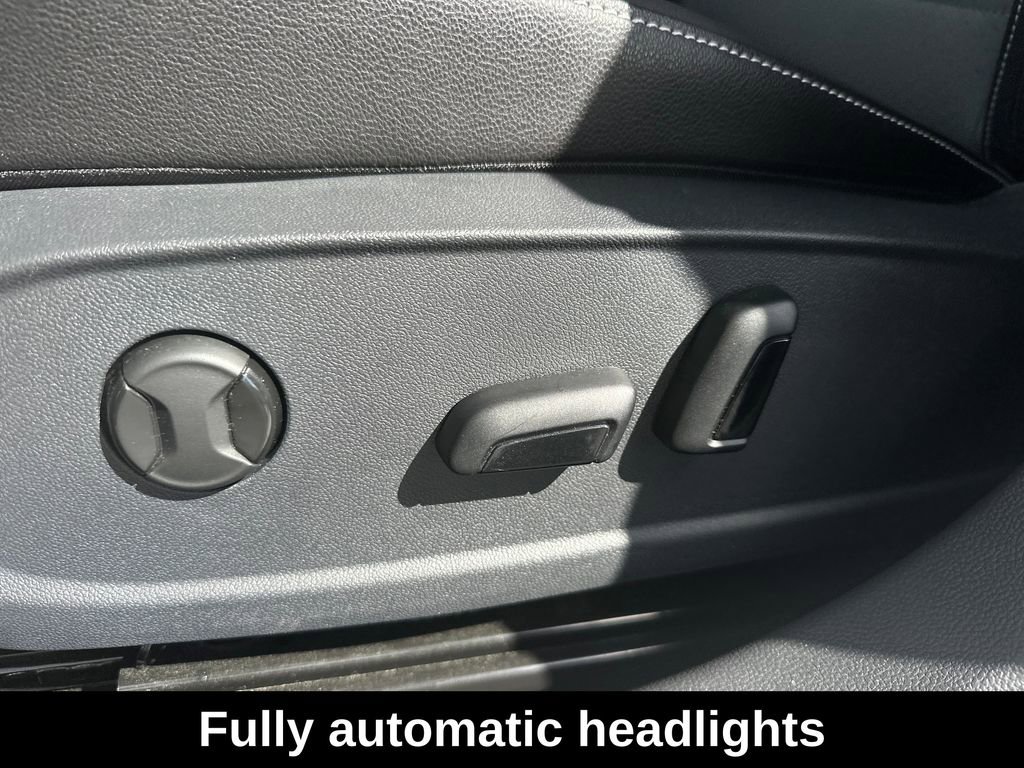 Used 2025 Volkswagen Jetta SE w/ Sunroof Package FWD image 17
