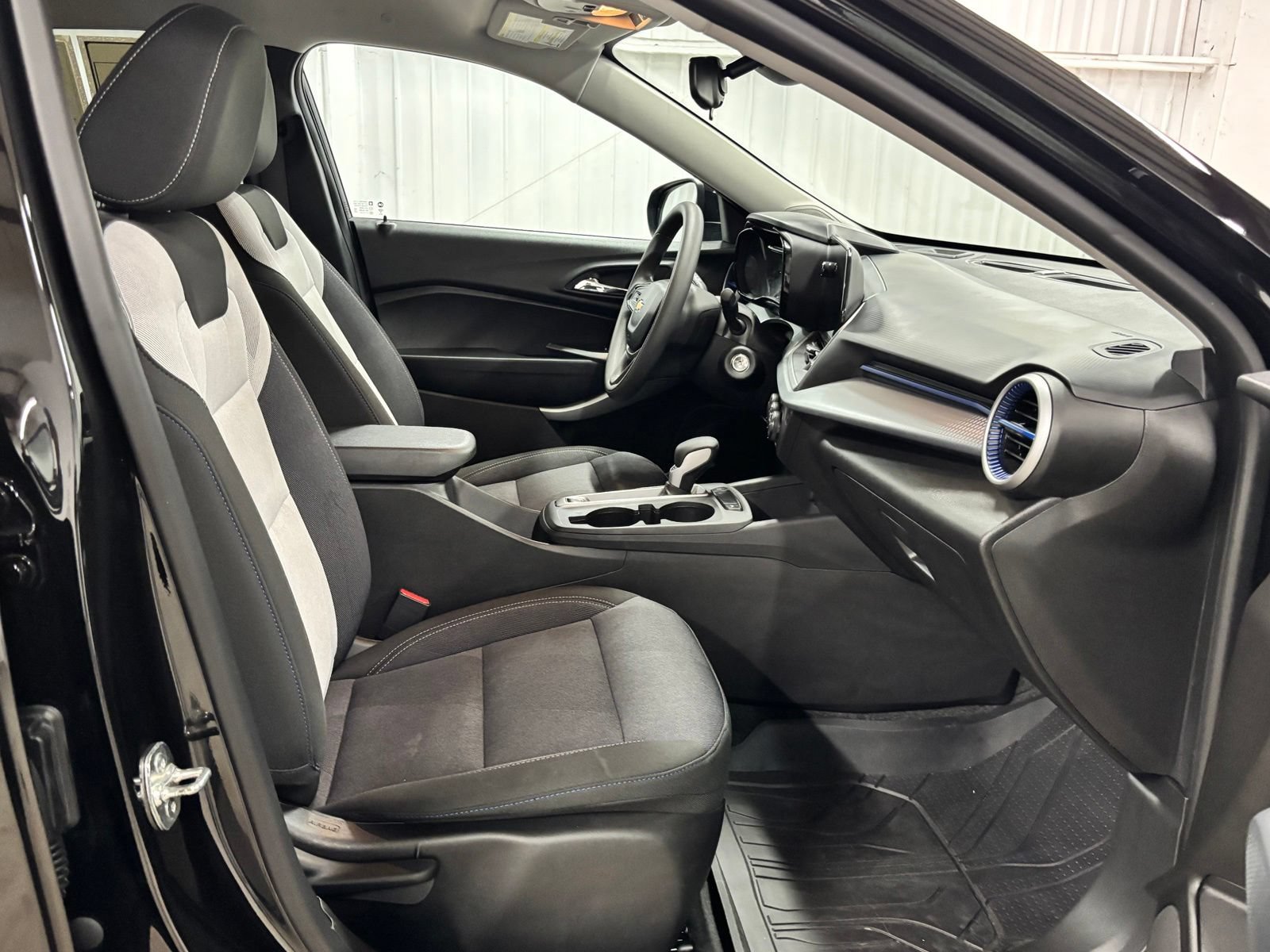 Used 2025 Chevrolet Trax LS w/ LS Convenience Package FWD image 21