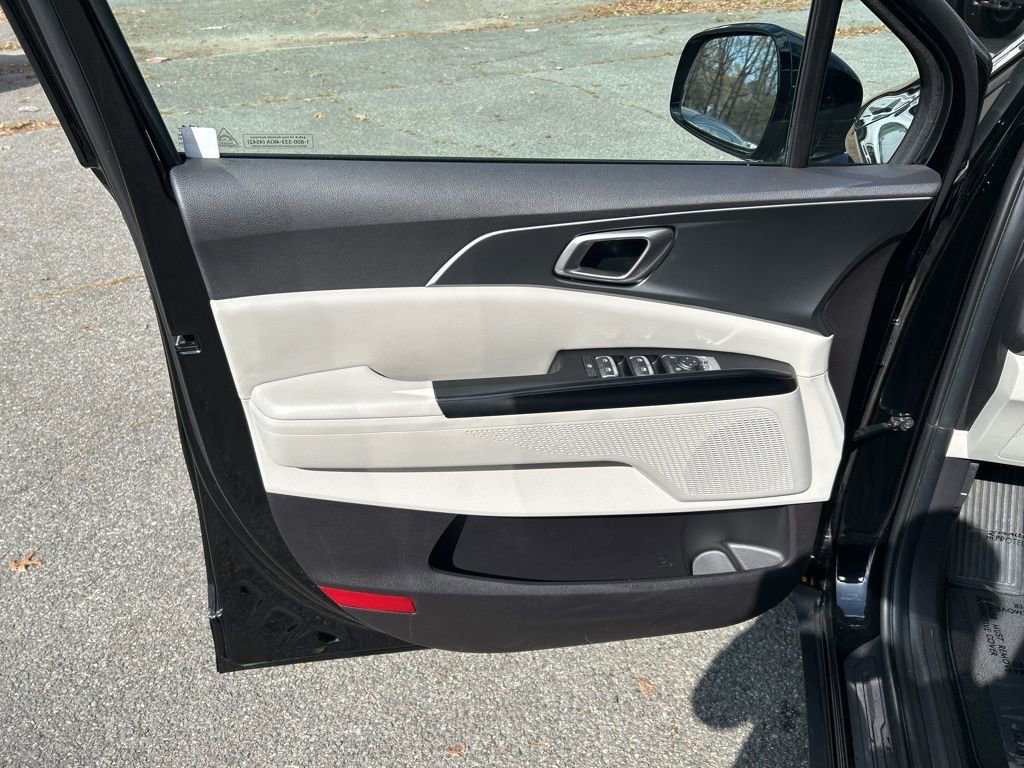 Used 2024 Kia Carnival LX image 13