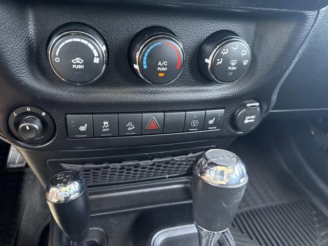 Used 2015 Jeep Wrangler Unlimited Sahara w/ Connectivity Group AWD/4WD image 24