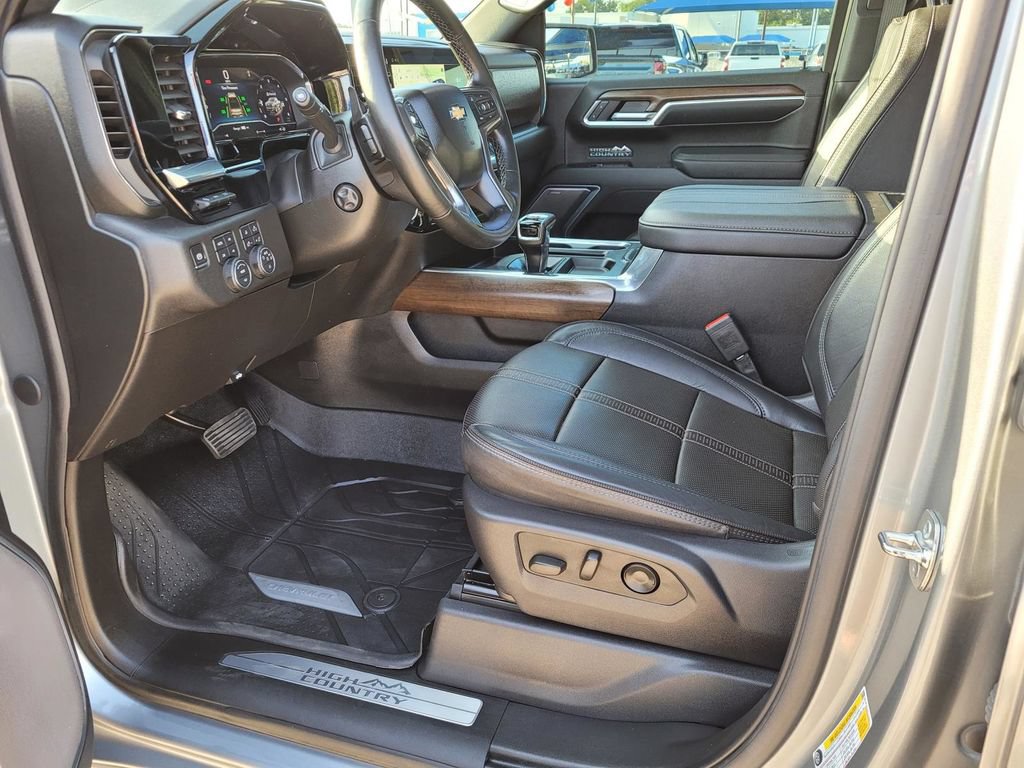 Used 2025 Chevrolet Silverado 1500 High Country AWD/4WD image 2