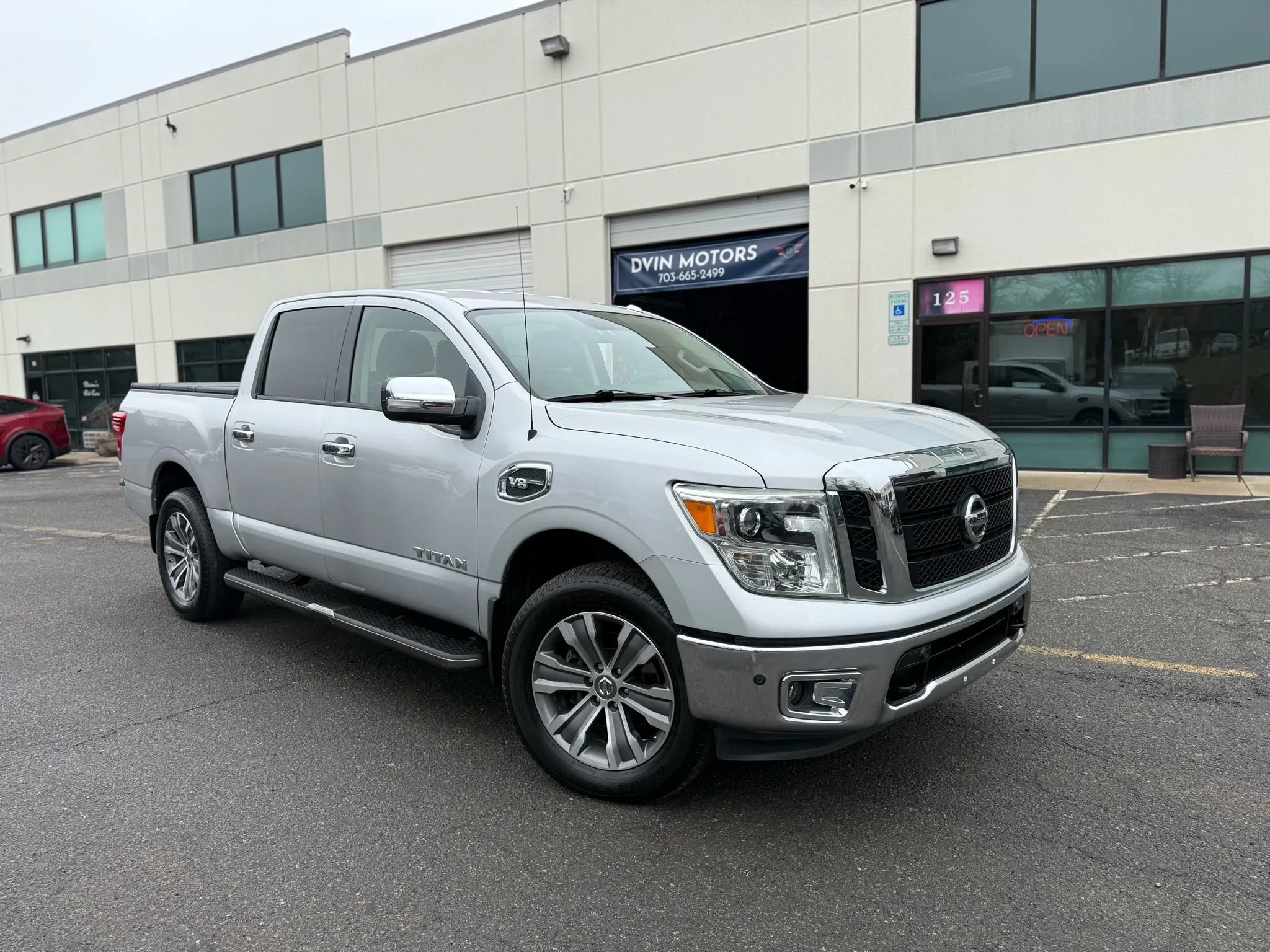 Used 2017 Nissan Titan SL image 2