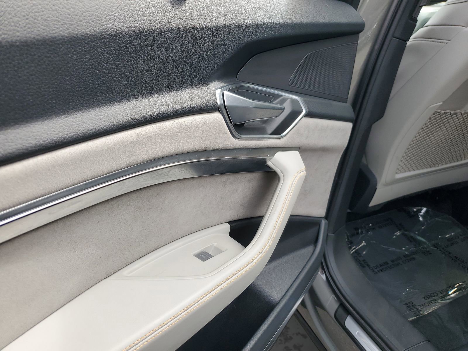 Used 2022 Audi e-tron Chronos image 17