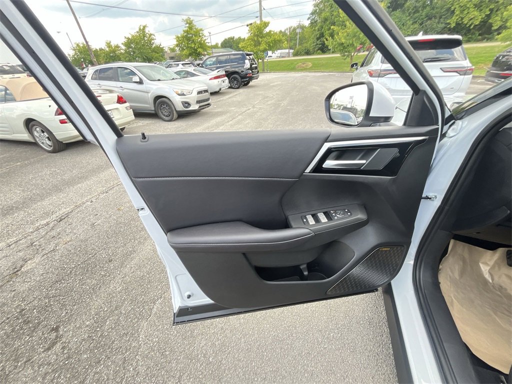 New 2025 Mitsubishi Outlander SE image 13