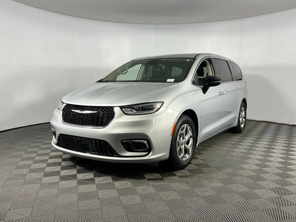 Used 2024 Chrysler Pacifica Limited image 11