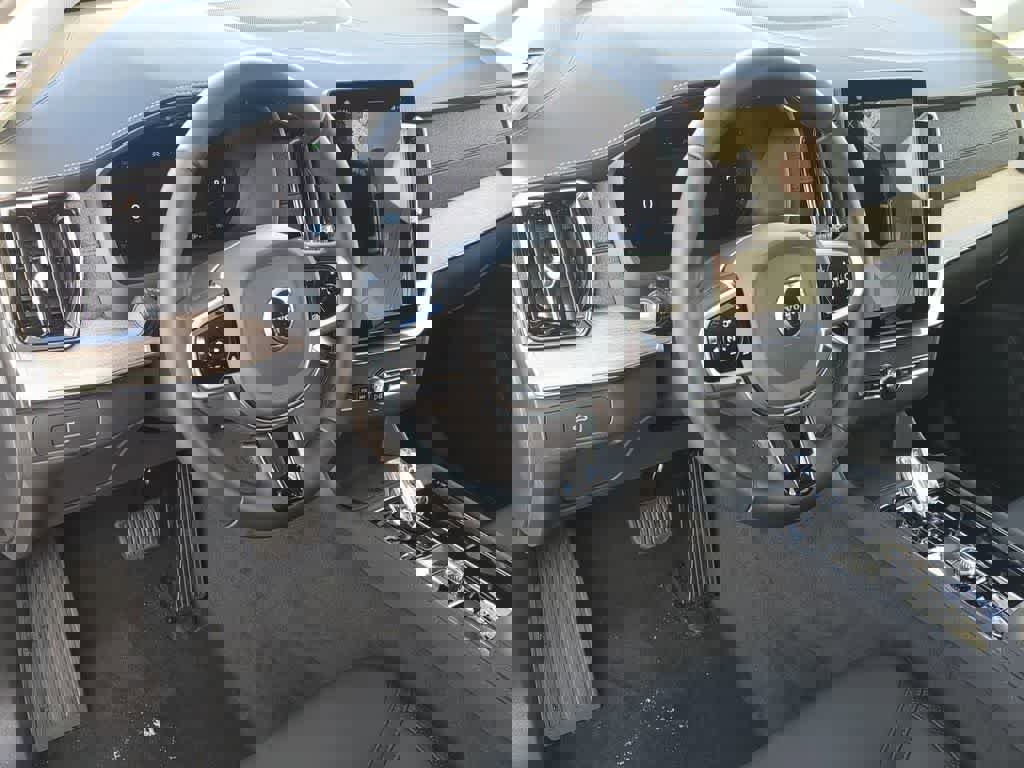 New 2026 Volvo XC90 B5 Plus w/ Protection Package Premier image 2