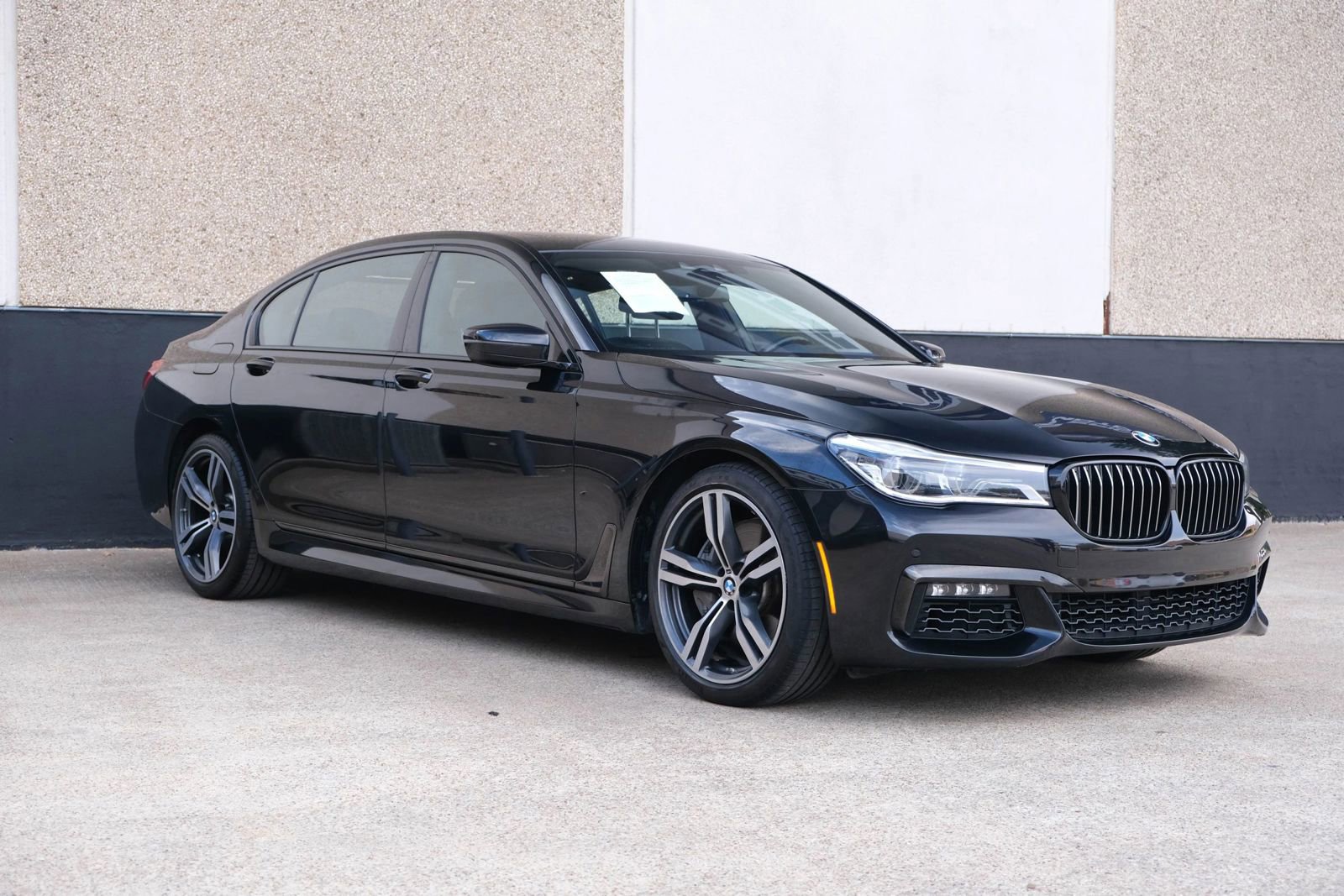 Used 2019 BMW 750i w/ M Sport Package image 4
