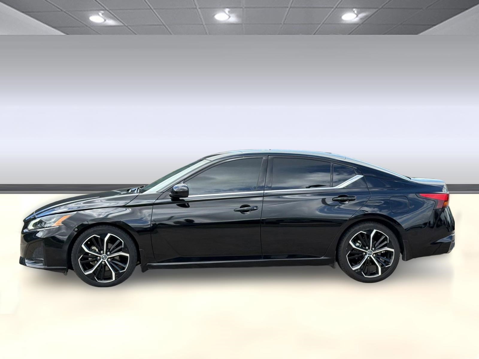 Used 2024 Nissan Altima 2.5 SR image 2