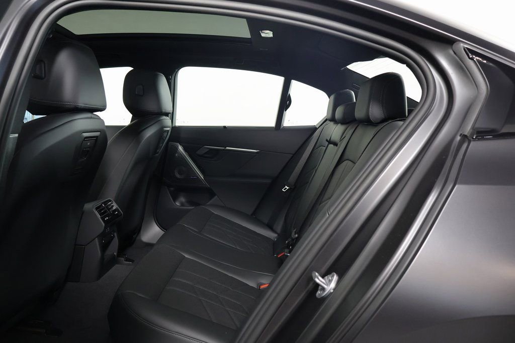 New 2026 BMW i5 eDrive40 image 6