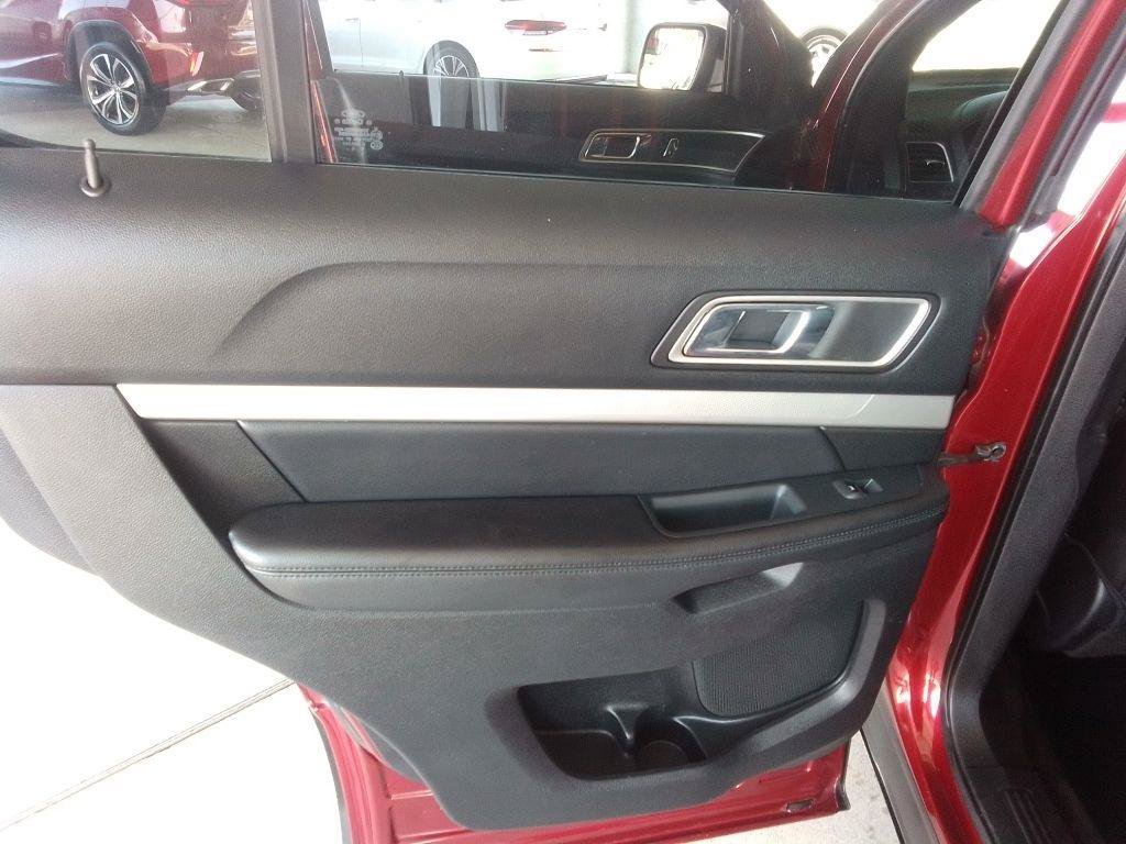 Used 2016 Ford Explorer XLT w/ Equipment Group 202A AWD/4WD image 22